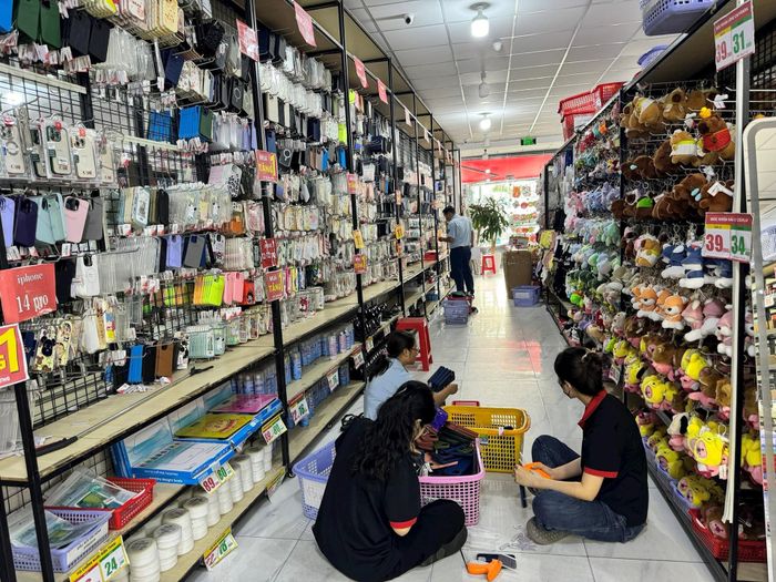 Hàng hóa vi phạm chủ yếu là nước hoa, túi xách, bóp ví,...