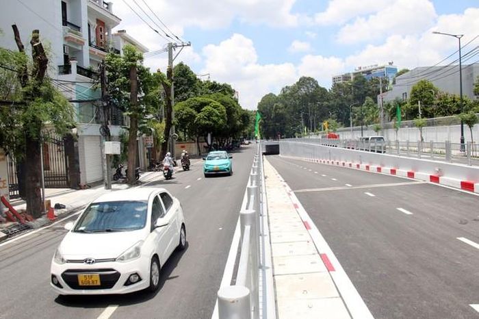 Hai bên hầm chui là đường hông ở hai bên, giúp các phương tiện lưu thông thuận lợi. Ảnh: Tiến Lực - TTXVN
