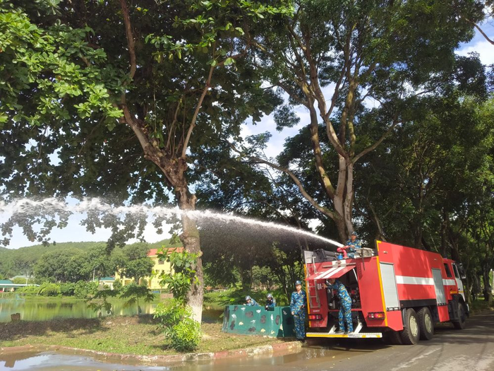 Sử dụng vòi rồng phun nước giải tán đám đông.