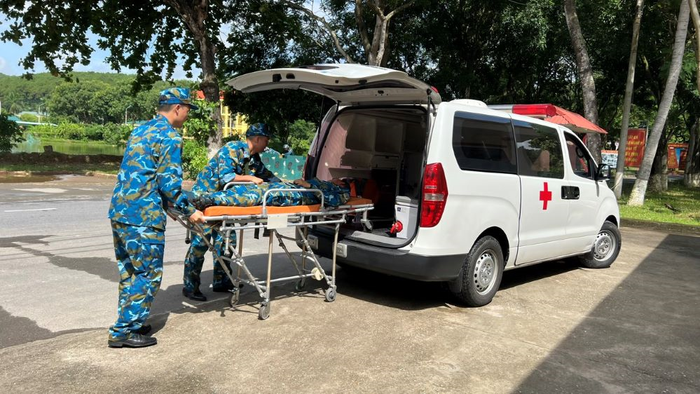 Luyện tập đưa quân nhân bị thương đi cấp cứu.