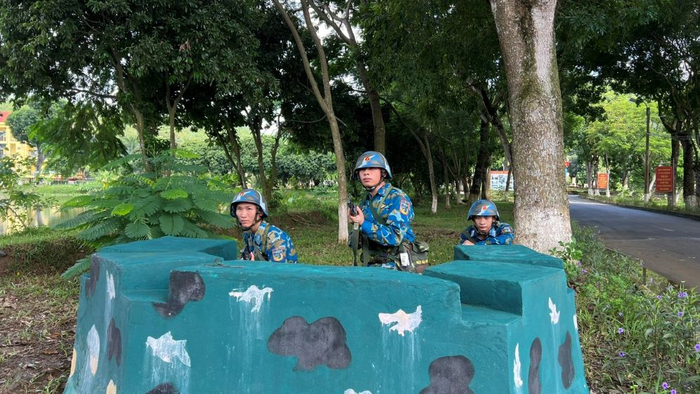 Lực lượng ở các chốt luyện tập đánh địch đột nhập.