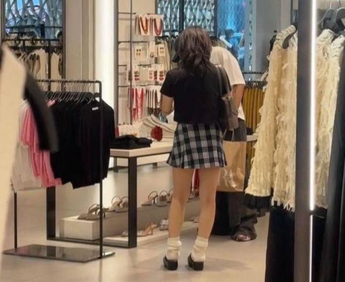 Miu Lê đi mua sắm với tình tin đồn.