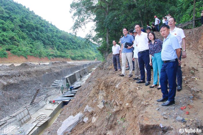 Đoàn khảo sát tiến độ xây dựng Dự án kè sông Nậm Mộ đoạn qua thị trấn Mường Xén (Kỳ Sơn). Ảnh: Mai Hoa