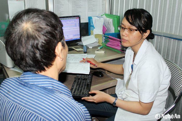 Bác sĩ khám, tư vấn sức khỏe cho bệnh nhân đái tháo đường. Ảnh: Thành Chung
