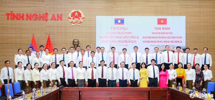 Đoàn đại biểu HĐND 2 tỉnh Nghệ An và Bô Ly Khăm Xay chụp ảnh lưu niệm. Ảnh: Thành Duy