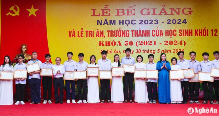 Hội Khuyến học tỉnh và Trường THPT chuyên Phan Bội Châu khen thưởng cho những học sinh đạt thành tích cao tại kỳ thi học sinh giỏi quốc gia. Ảnh: Đức Anh