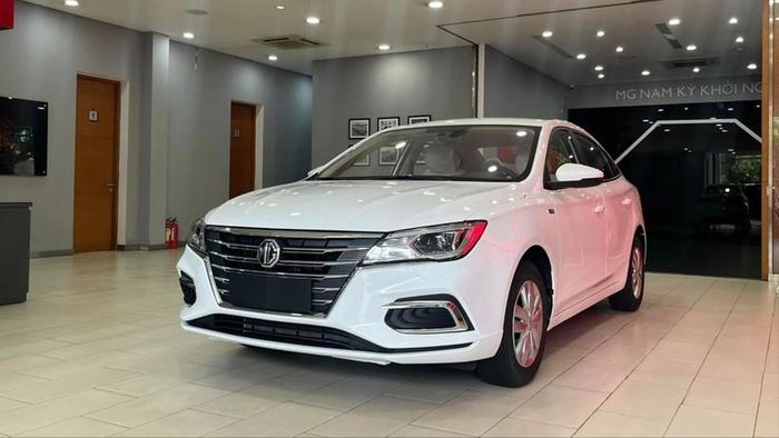New MG5 MT "phá giá" khi sedan cỡ C nhưng niêm yết dưới 400 triệu đồng.