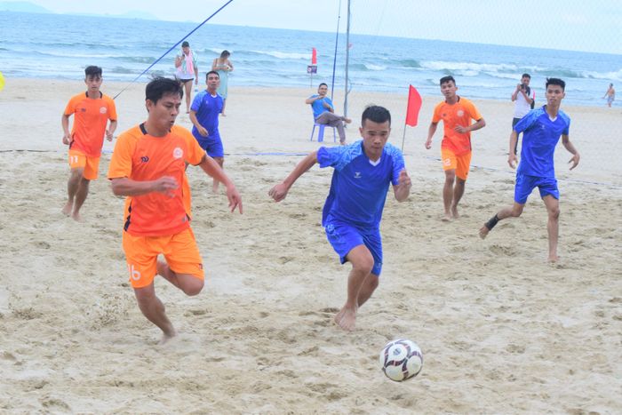 Hệ thống thi đấu được xây dựng chặt chẽ đưa bóng đá bãi biển thành môn thế mạnh của thể thao thành phố. TRONG ẢNH: Các vận động viên tranh tài tại giải bóng đá bãi biển thành phố Đà Nẵng năm 2024. Ảnh: P.N
