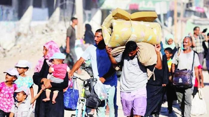 Người dân Palestine sơ tán khỏi thành phố Khan Younis (Ảnh REUTERS)