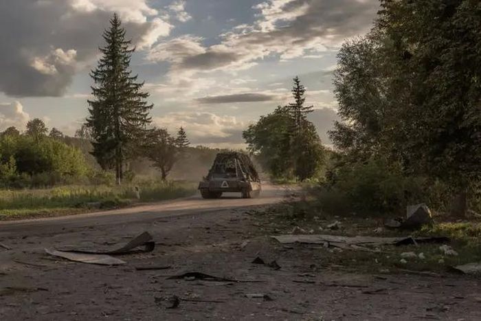 Xe bọc thép của Ukraine di chuyển ở khu vực Sumy, gần biên giới với Nga, ngày 11/8. Ảnh: Getty Images.