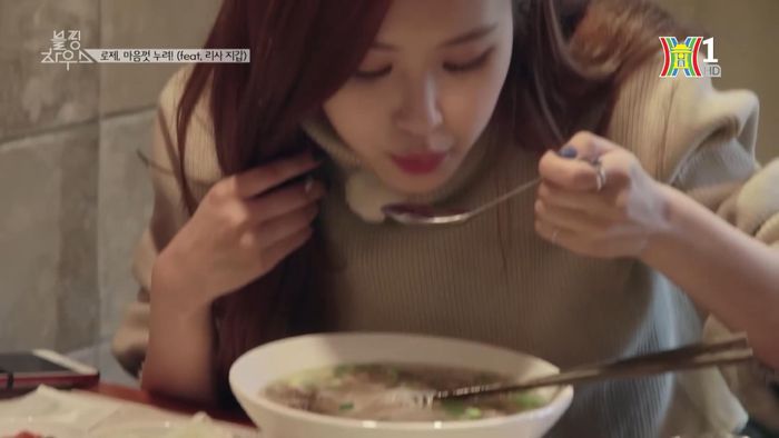 Nhìn vẻ mặt hạnh phúc của cô nàng khi được ăn phở mà khán giả, đặc biệt là fan Việt cảm thấy "tan chảy"