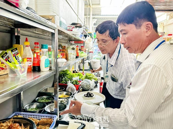 Đoàn kiểm tra nguồn gốc, hạn sử dụng các loại thực phẩm dùng để chế biến đồ chay tại Hộ kinh doanh quán chay Sadhu Sadhu.