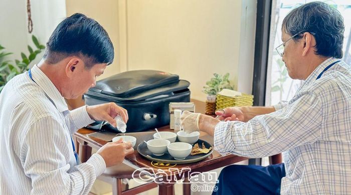  Đoàn tiến hành lấy mẫu test nhanh một số mẫu chả tại quán chay Sadhu Sadhu.