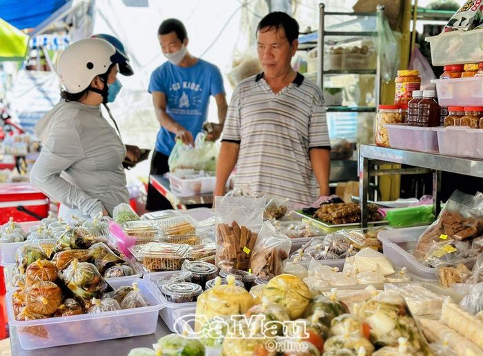 Hiện nay, thực phẩm chay được bày bán trên thị trường khá nhiều, nhất là dịp tháng 7 âm lịch.