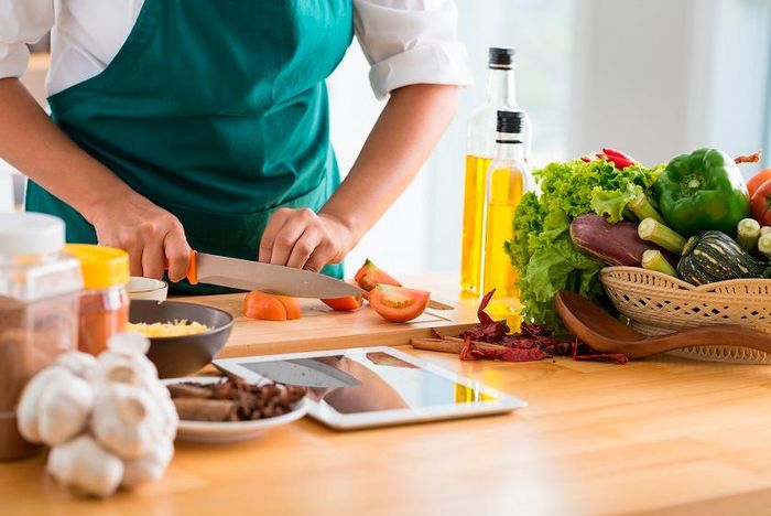 Nấu ăn tại nhà vừa tiết kiệm vừa tốt cho sức khỏe.