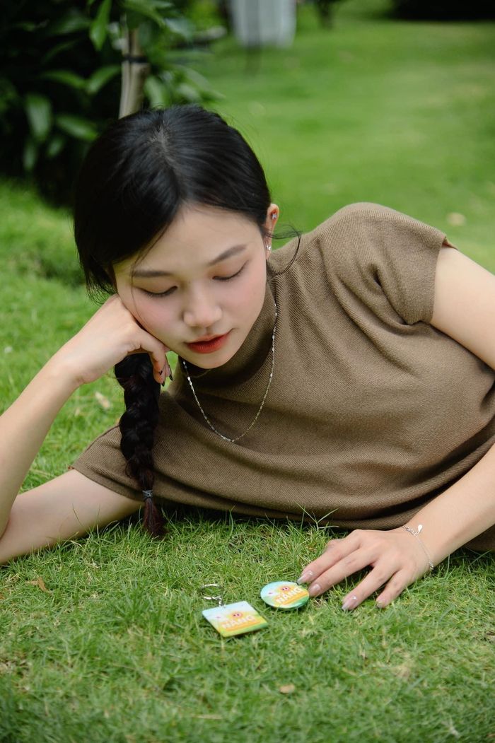  Nhỏ Hạnh của Kính vạn hoa bản điện ảnh có vẻ ngoài ưa nhìn. Nhà sản xuất dự án cho biết bị thuyết phục và bất ngờ với độ hợp vai cùng sự tự tin của Phương Duyên lẫn hai diễn viên khác trong phim là Hùng Anh, Nhật Linh. "Dàn diễn viên đều sẽ có những đổi mới đậm dấu ấn hiện đại cũng như thể hiện được tinh thần trẻ trung, sáng tạo của thế hệ trẻ ngày nay. Kính vạn hoa phiên bản điện ảnh hy vọng sẽ thổi làn gió tươi mới cho bộ truyện làm nên tuổi thơ của nhiều thế hệ", đại diện nhà sản xuất cho biết. 