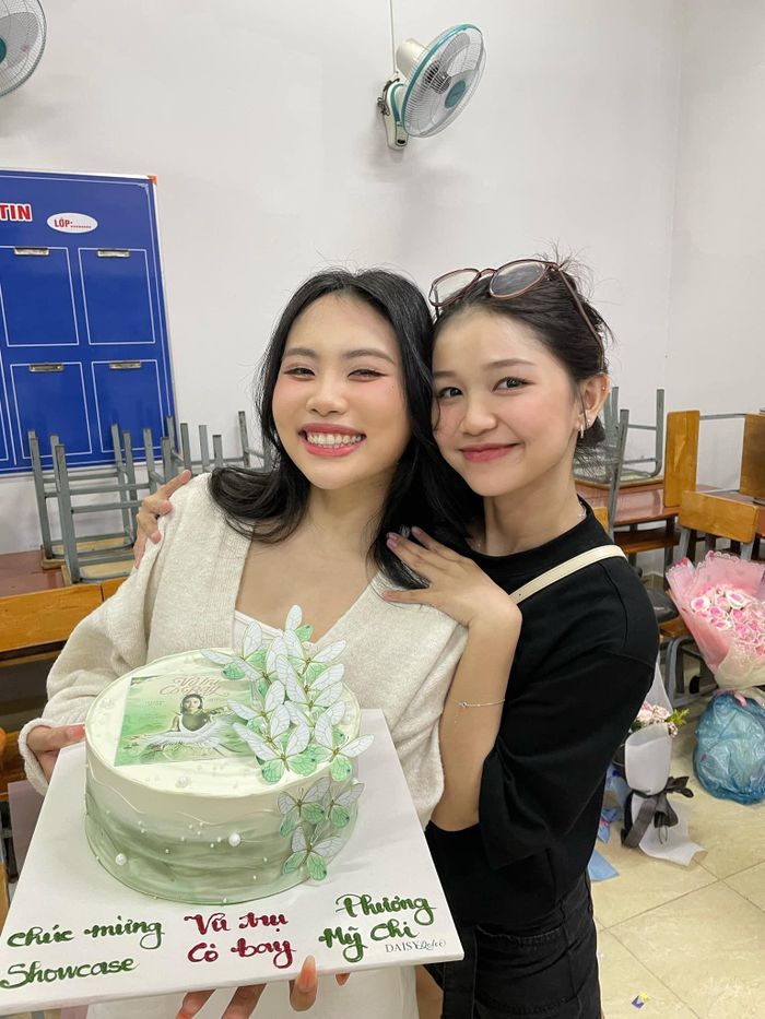 Phương Duyên là bạn thân của Phương Mỹ Chi nhiều năm qua. Trên trang cá nhân, giọng ca Vũ trụ cò bay cũng gửi lời chúc mừng tới Phương Duyên với vai diễn đầu tay. Bộ đôi từng thi chung tại The Voice Kids 2013. Thời điểm đó, Phương Mỹ Chi là á quân, còn Phương Duyên lọt top 45. 