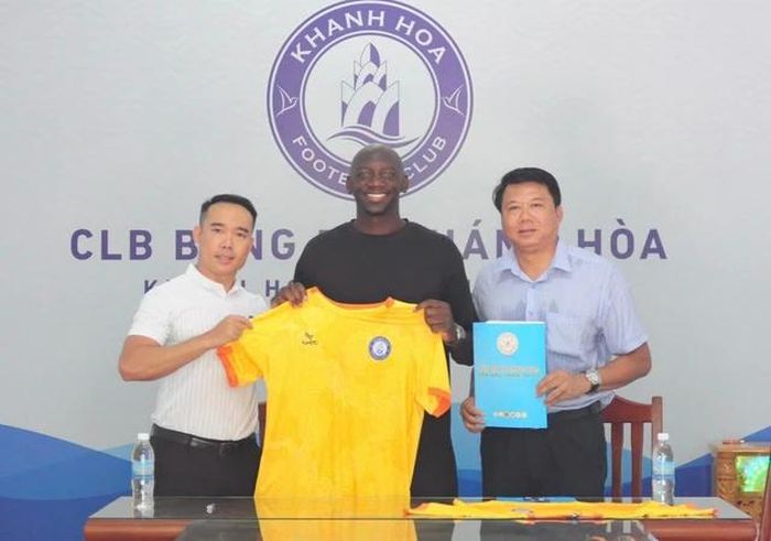 CLB Khánh Hòa đang gặp rắc rối lớn với vụ kiện lên FIFA của ngoại binh Mamadou Guirassy (giữa). Ảnh FBNV