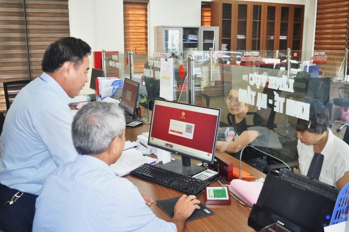 Trung tâm phục vụ hành chính công huyện Đô Lương đáp ứng kịp thời nhu cầu của người dân trong việc cải cách thủ tục hành chính, chuyển đổi số. Ảnh: Hoàng Vĩnh