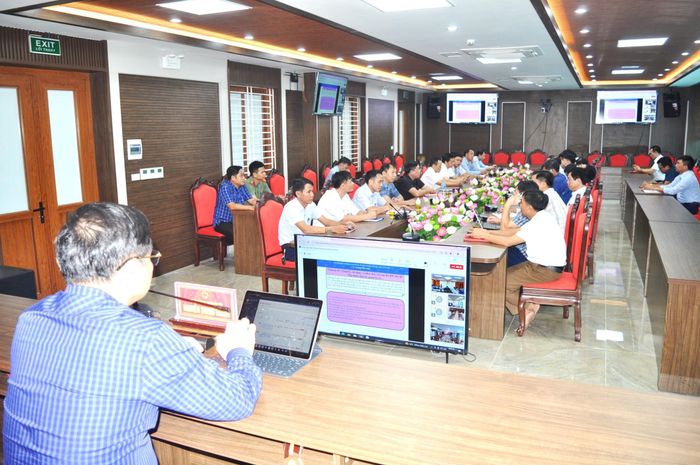 Lãnh đạo huyện Đô Lương chủ trì cuộc họp giao ban trực tuyến. Ảnh: Hoàng Vĩnh