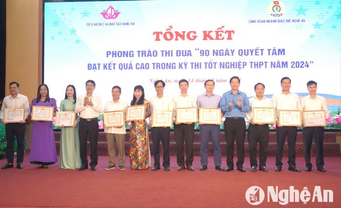 Lãnh đạo Sở Giáo dục và Đào tạo khen thưởng cho các nhà trường. Ảnh: Mỹ Hà