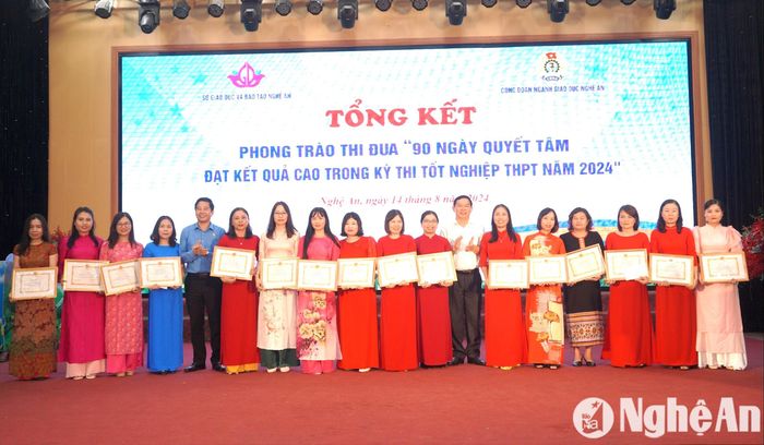 Sở Giáo dục và Đào tạo khen thưởng cho các cá nhân có thành tích tại phong trào thi đua “90 ngày quyết tâm đạt kết quả cao trong kỳ thi tốt nghiệp trung học phổ thông năm 2024”. Ảnh: Mỹ Hà