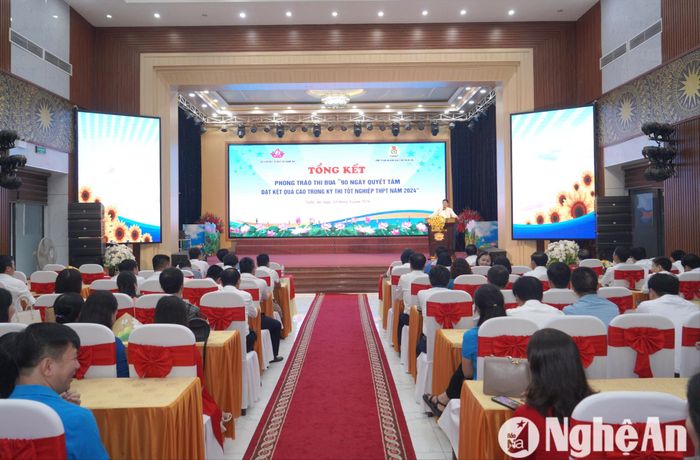 Giám đốc Sở Giáo dục và Đào tạo Thái Văn Thành phát biểu tại buổi lễ tổng kết. Ảnh: Mỹ Hà