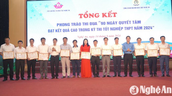 Lãnh đạo Sở Giáo dục và Đào tạo tạo khen thưởng cho các tập thể có thành tích xuất sắc. Ảnh: Mỹ Hà