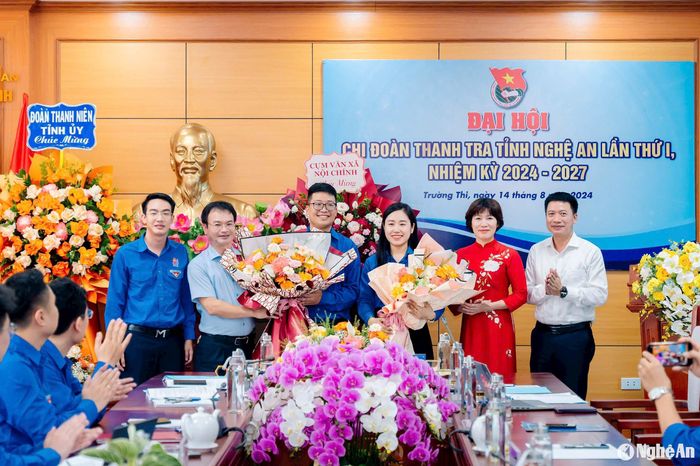 Bí thư và Phó Bí thư Chi đoàn Thanh tra tỉnh nhiệm kỳ 2024 - 2027 ra mắt nhận nhiệm vụ. Ảnh: PV