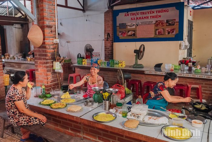 Ngay từ sáng sớm, những người làm bánh khoái, bánh cuốn… tất bật với công việc của mình.