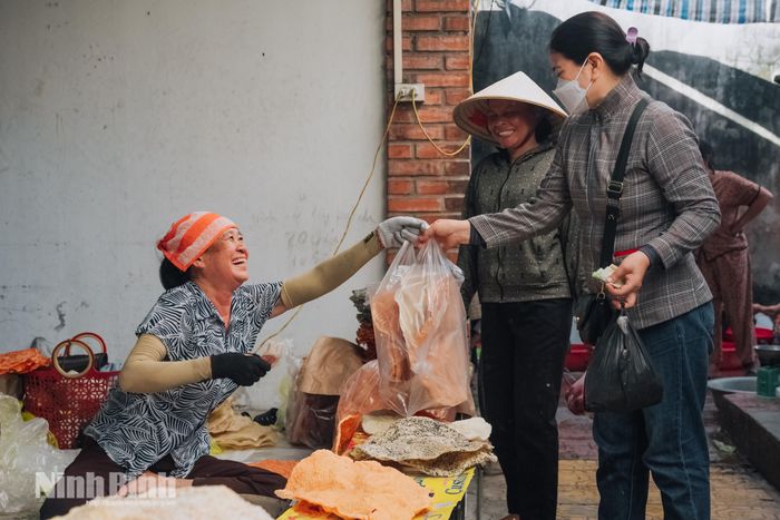 Vào những ngày cuối tuần, chợ Xanh nhộn nhịp, đông vui hơn.