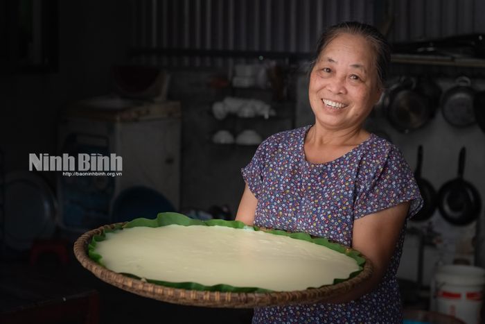 Bà Nhị ở xóm Tây Phú chuẩn bị mang mẹt bánh đúc vừa được chế biến tại nhà ra chợ bán.