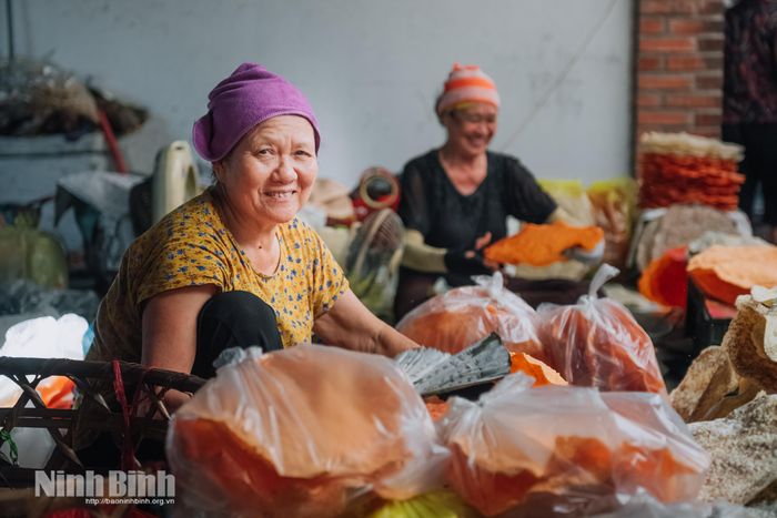 Bà Nguyễn Thị Hương đã gắn bó với nghề bán bánh đa và chợ Xanh hơn 40 năm.