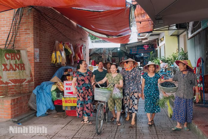 Những người phụ nữ thôn quê vui vẻ, hài lòng khi mua đủ những thực phẩm cho gia đình.
