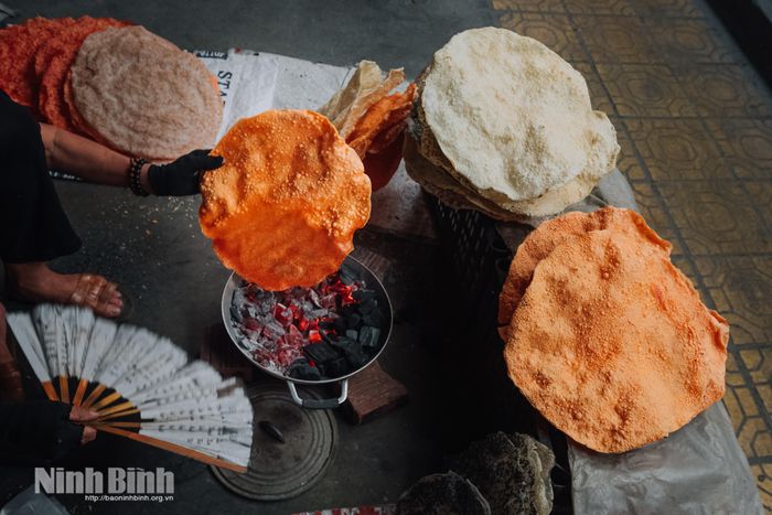 Khi nướng bánh đa vừng, cần nướng bằng than củi để đạt được hương vị và độ giòn lý tưởng. Đây là một món quà quê dân dã, mang đậm nét văn hóa ẩm thực truyền thống.