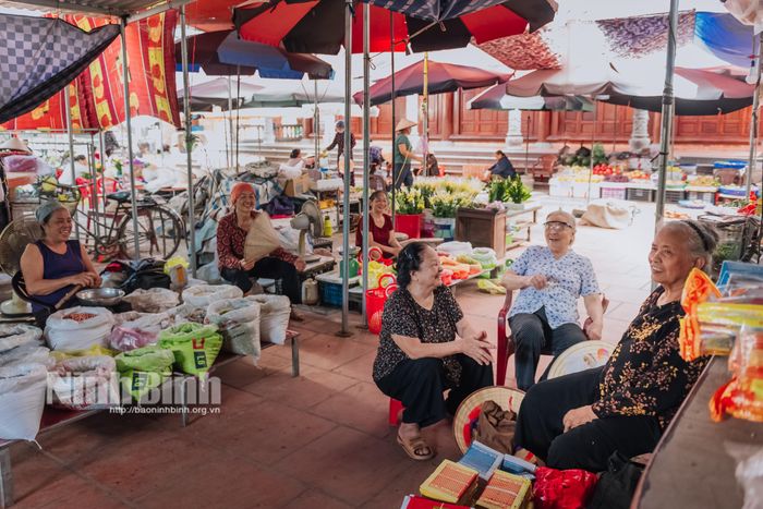Chợ quê còn là nơi tạo nên tình làng, nghĩa xóm, gắn kết giữa những người dân chất phác, thật thà.
