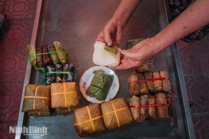 Nhiều loại bánh lá truyền thống được làm từ gạo bày bán tại chợ Xanh