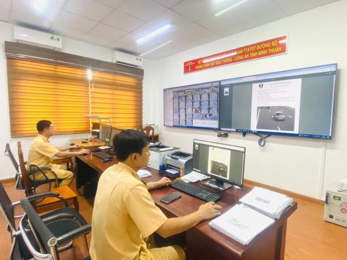 CSGT phân tích vi phạm, gửi dữ liệu và thông báo vi phạm.