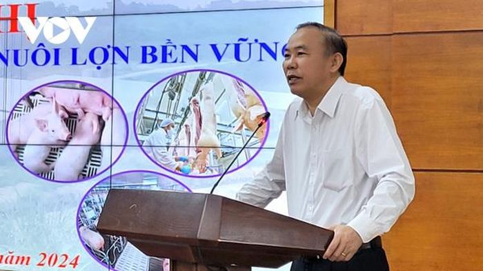 Thứ trưởng Bộ NN&amp;PTNT Phùng Đức Tiến yêu cầu đảm bảo đủ nguồn cung thịt lợn dịp cuối năm.