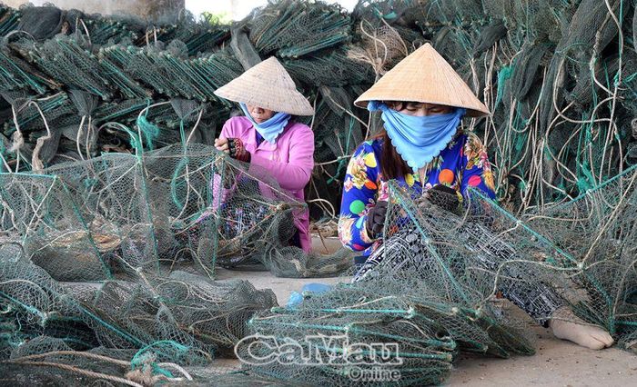 Các sản phẩm lú của Cà Mau được tiêu thụ mạnh ở thị trường trong tỉnh, nhất là ở vùng làm vuông và các cửa biển. (Trong ảnh: Phụ nữ cửa biển Khánh Hội vá lưới sau chuyến biển).