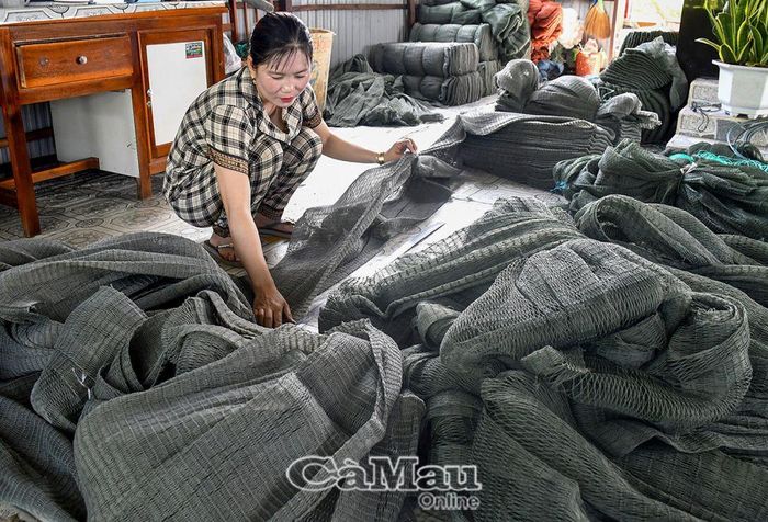 Ðể có được chiếc lú thành phẩm phải qua nhiều công đoạn: cắt kẽm, bẻ khung, đo lưới cắt theo kích thước từng loại lú, người dân chỉ việc nhận về đan ráp.