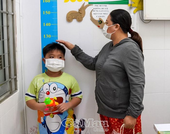 Các bé đều được kiểm tra cân nặng, chiều cao.... trước khi thăm khám giun, sán.