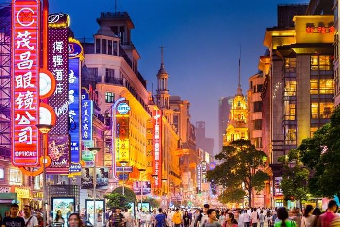 Mặc dù vậy, cũng xuất hiện một số ý kiến cho rằng cần thận trọng hơn trong đánh giá bởi đây có thể chỉ là xu hướng nhất thời, khi đồng đô la Mỹ vẫn giữ tỷ trọng quá lớn trong thương mại quốc tế.