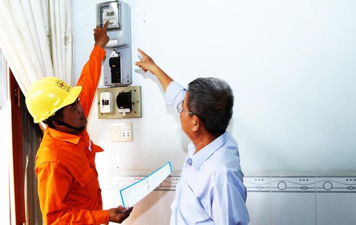 Công nhân Điện lực Đà Nẵng tư vấn, hướng dẫn người dân sử dụng điện tiết kiệm.