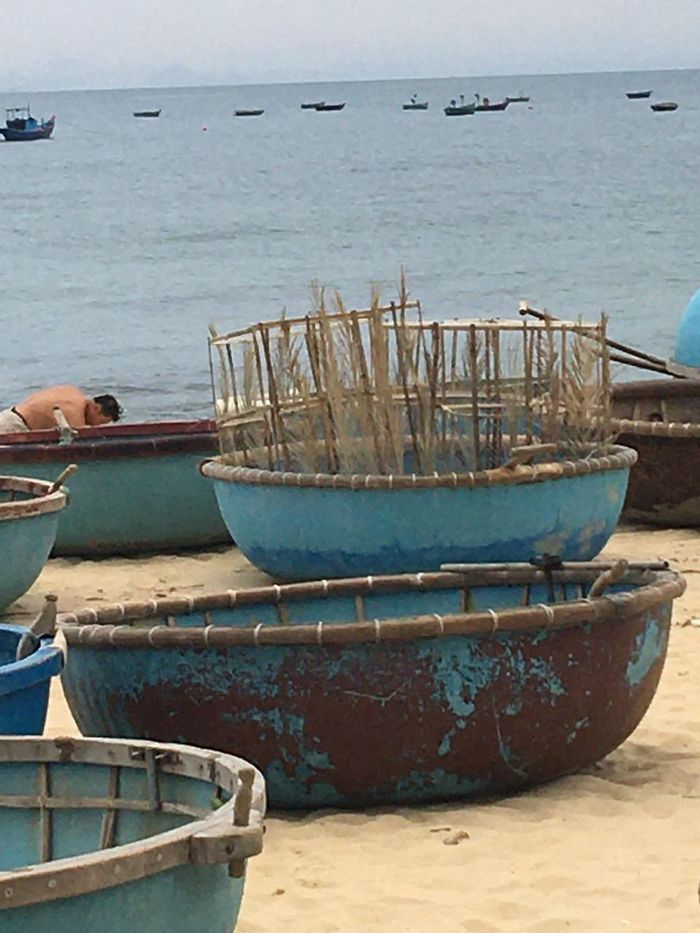 Lồng được chất vào thúng để đưa ra thuyền.