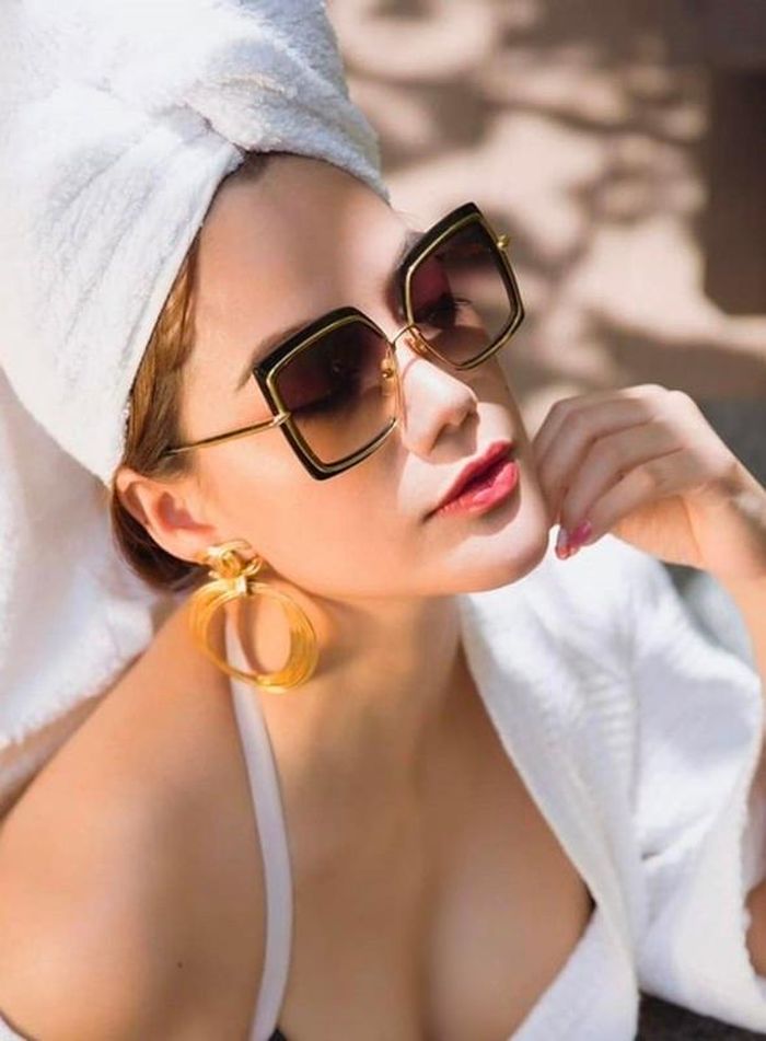 Cách đây không lâu, nữ diễn viên phim "Hương ga" gây chú ý khi đăng tải loạt ảnh diện áo tắm kết hợp cùng áo choàng khoe vẻ gợi cảm.