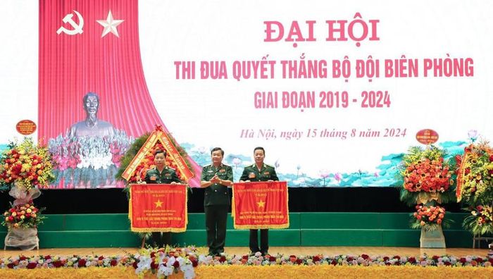  Thừa ủy quyền của Thủ tướng Chính phủ, Thượng tướng Hoàng Xuân Chiến trao Cờ Thi đua của Chính phủ cho Cục Chính trị BĐBP và BĐBP Cà Mau vì đã có thành tích xuất sắc, toàn diện các mặt công tác, dẫn đầu phong trào thi đua Quyết thắng của toàn quân năm 2023. 
