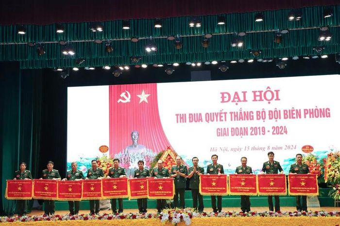  Trung tướng Lê Đức Thái và Trung tướng Nguyễn Anh Tuấn trao Cờ Thi đua của Bộ Tư lệnh BĐBP cho các tập thể tiêu biểu trong phong trào TĐQT giai đoạn 2019 - 2024. 