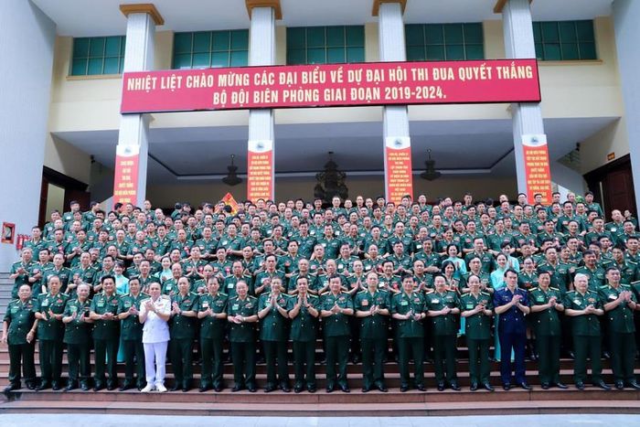  Các đại biểu chụp ảnh lưu niệm. 