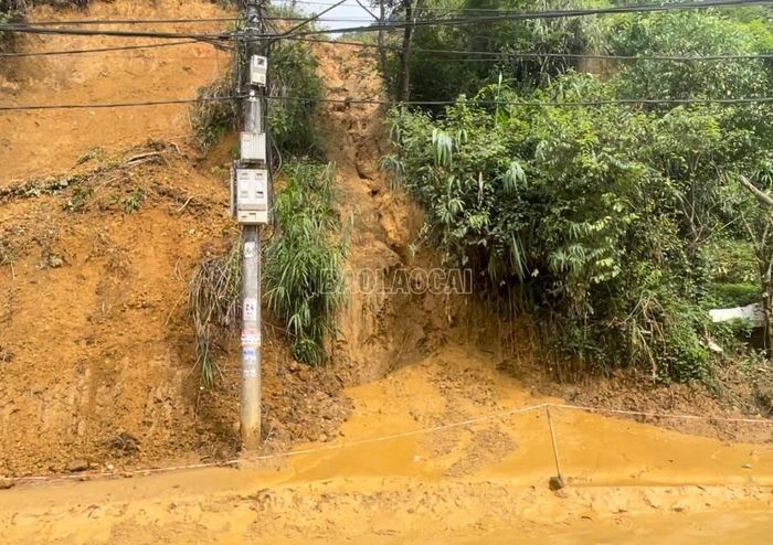 Một điểm sạt lở mới hình thành trên cung trượt.